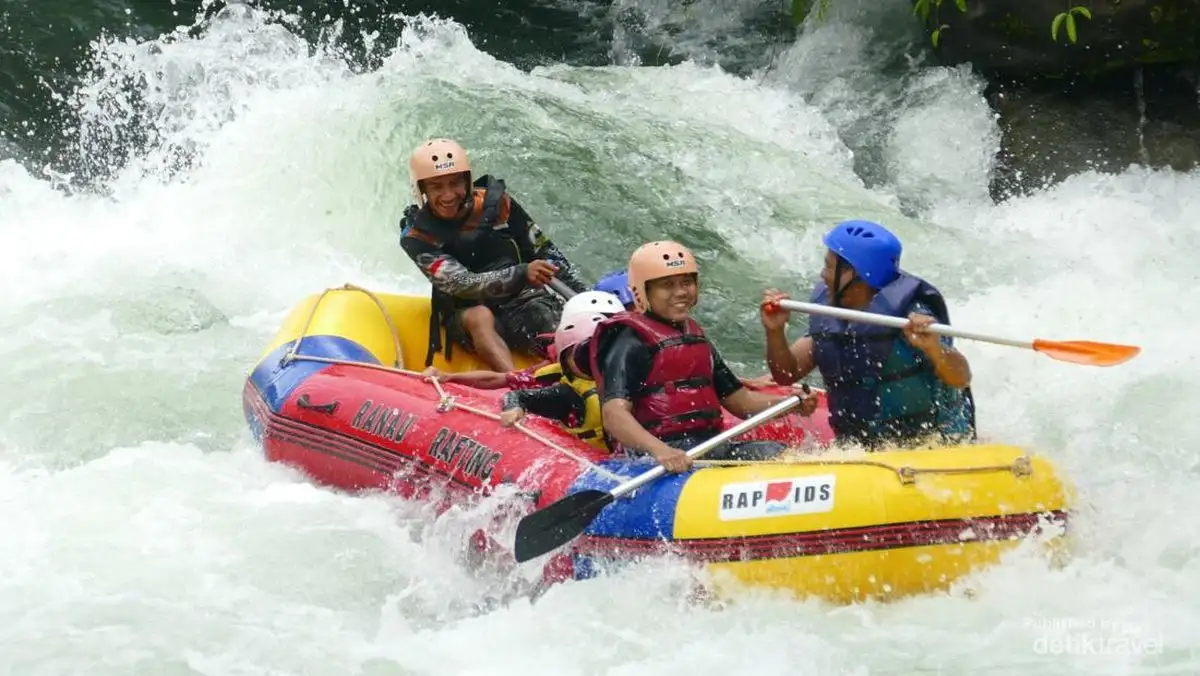 Rafting: Panduan Lengkap Arung Jeram untuk Pemula hingga Rombongan